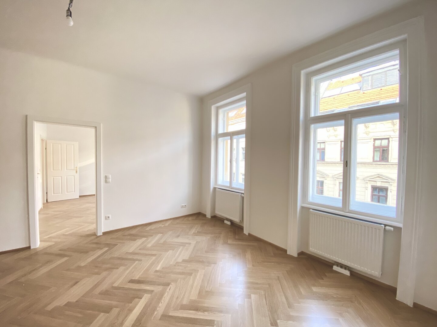 1070 WIEN | STILVOLLER ALTBAUCHARME AB SEPTEMBER | ANKLEIDERAUM | ZWEI BÄDER | FISCHGRÄTPARKETT