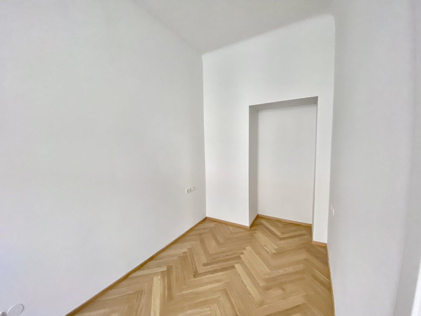 1070 WIEN | STILVOLLER ALTBAUCHARME AB SEPTEMBER | ANKLEIDERAUM | ZWEI BÄDER | FISCHGRÄTPARKETT