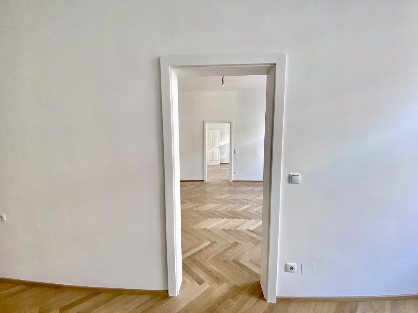 1070 WIEN | STILVOLLER ALTBAUCHARME AB SEPTEMBER | ANKLEIDERAUM | ZWEI BÄDER | FISCHGRÄTPARKETT