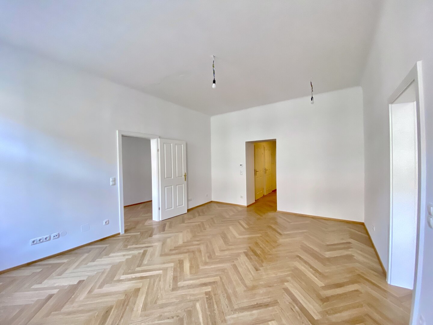 1070 WIEN | STILVOLLER ALTBAUCHARME AB SEPTEMBER | ANKLEIDERAUM | ZWEI BÄDER | FISCHGRÄTPARKETT