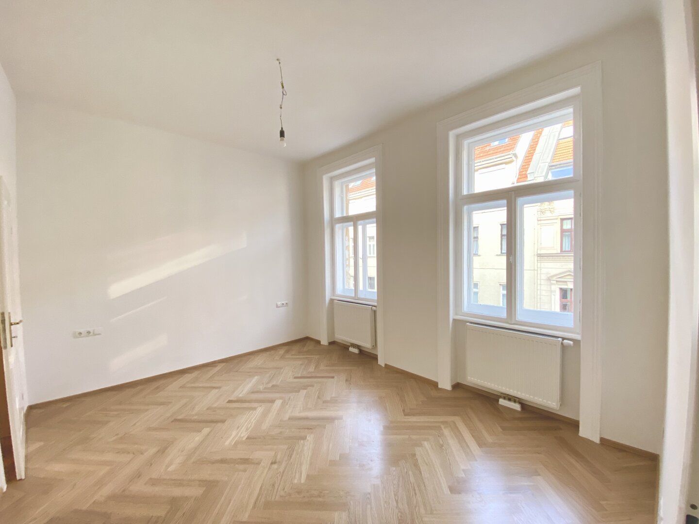 1070 WIEN | STILVOLLER ALTBAUCHARME AB SEPTEMBER | ANKLEIDERAUM | ZWEI BÄDER | FISCHGRÄTPARKETT