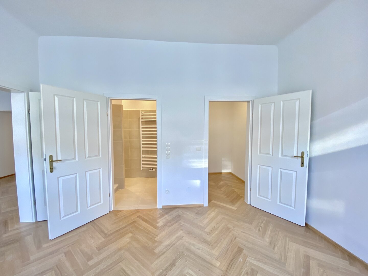 1070 WIEN | STILVOLLER ALTBAUCHARME AB SEPTEMBER | ANKLEIDERAUM | ZWEI BÄDER | FISCHGRÄTPARKETT