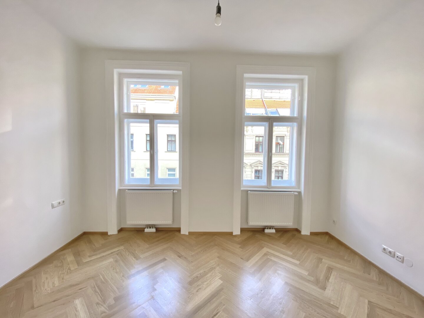1070 WIEN | STILVOLLER ALTBAUCHARME AB SEPTEMBER | ANKLEIDERAUM | ZWEI BÄDER | FISCHGRÄTPARKETT