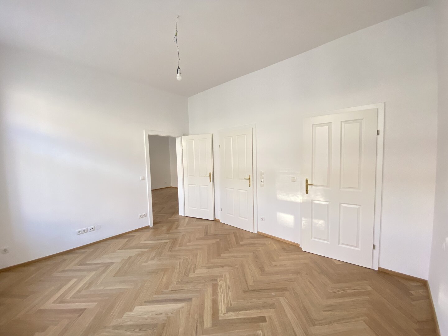 1070 WIEN | STILVOLLER ALTBAUCHARME AB SEPTEMBER | ANKLEIDERAUM | ZWEI BÄDER | FISCHGRÄTPARKETT