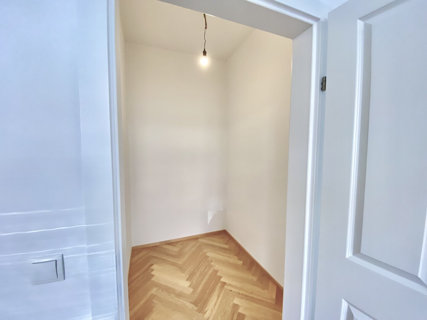 1070 WIEN | STILVOLLER ALTBAUCHARME AB SEPTEMBER | ANKLEIDERAUM | ZWEI BÄDER | FISCHGRÄTPARKETT