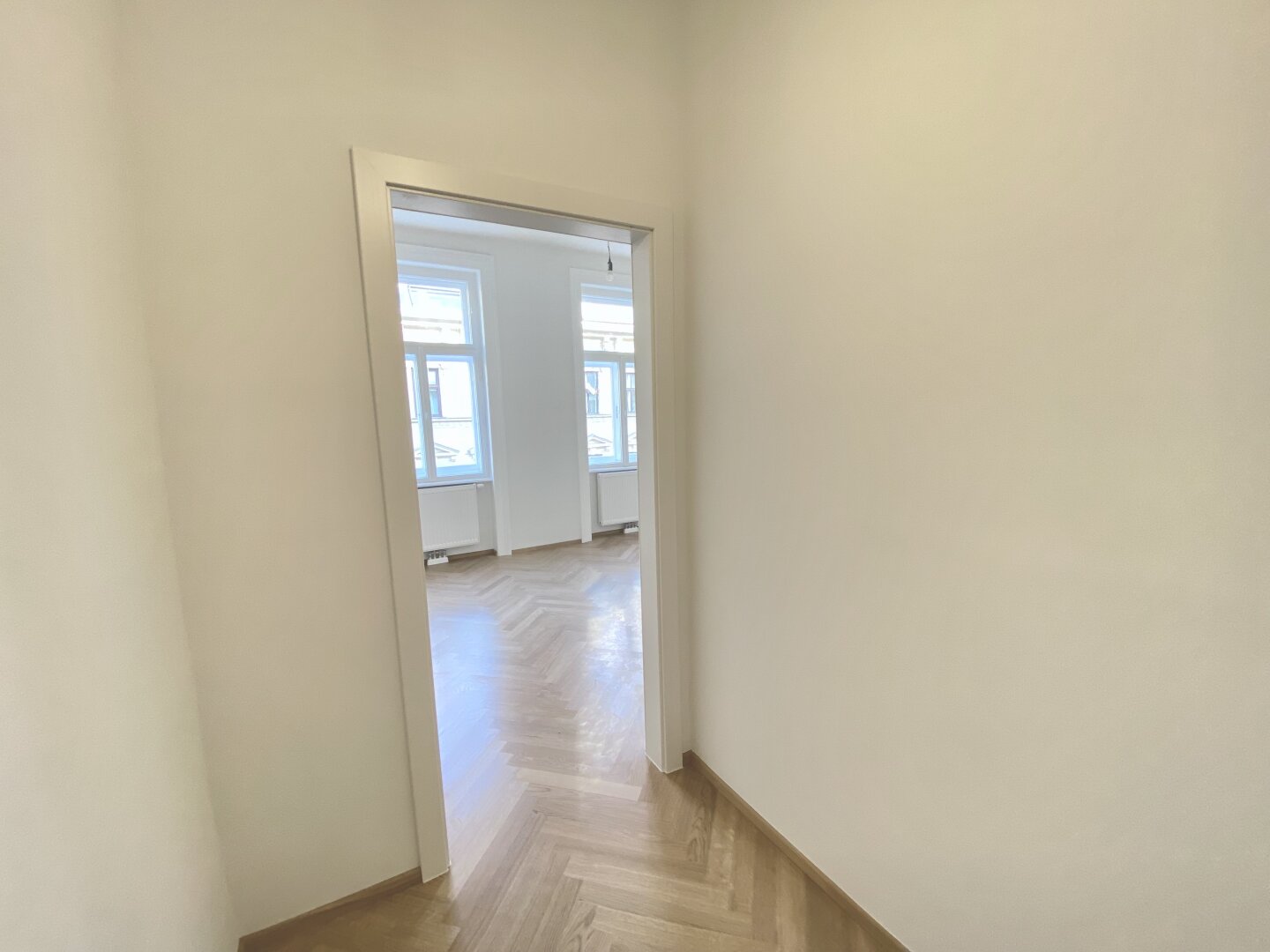 1070 WIEN | STILVOLLER ALTBAUCHARME AB SEPTEMBER | ANKLEIDERAUM | ZWEI BÄDER | FISCHGRÄTPARKETT