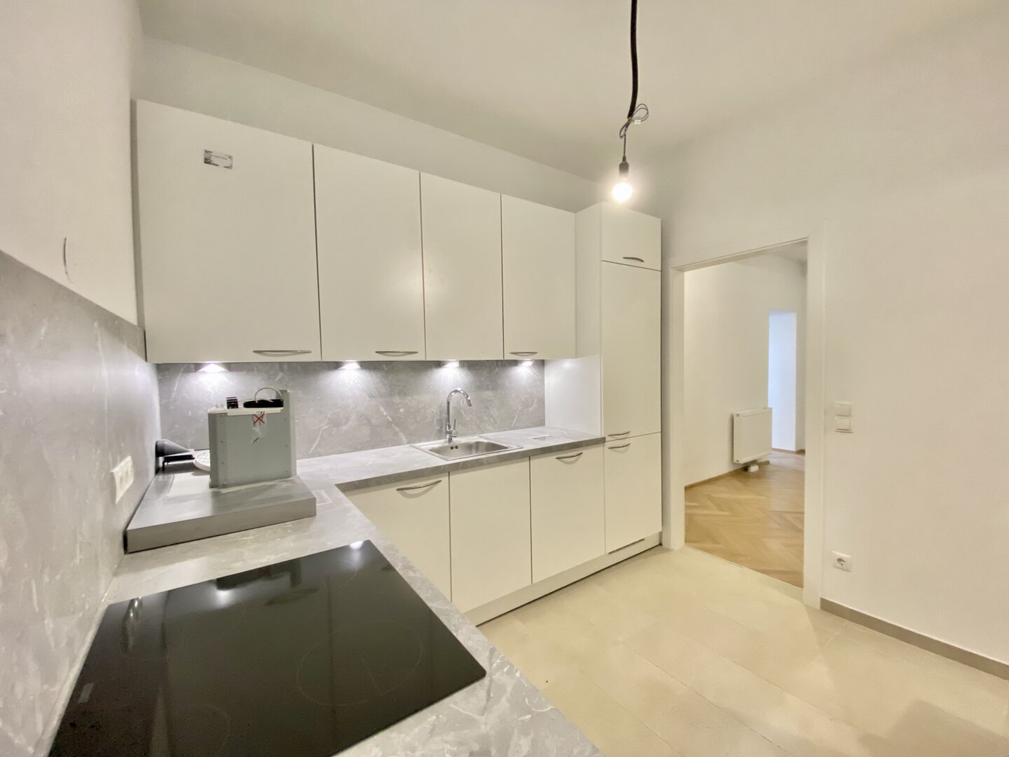 1070 WIEN | STILVOLLER ALTBAUCHARME AB SEPTEMBER | ANKLEIDERAUM | ZWEI BÄDER | FISCHGRÄTPARKETT