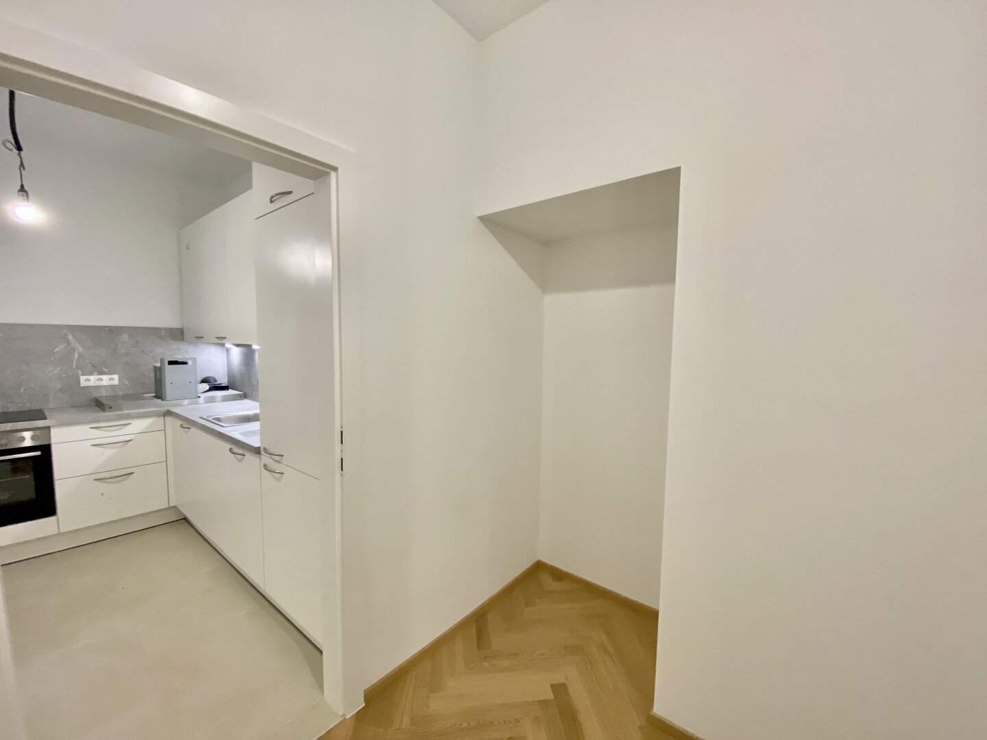 1070 WIEN | STILVOLLER ALTBAUCHARME AB SEPTEMBER | ANKLEIDERAUM | ZWEI BÄDER | FISCHGRÄTPARKETT