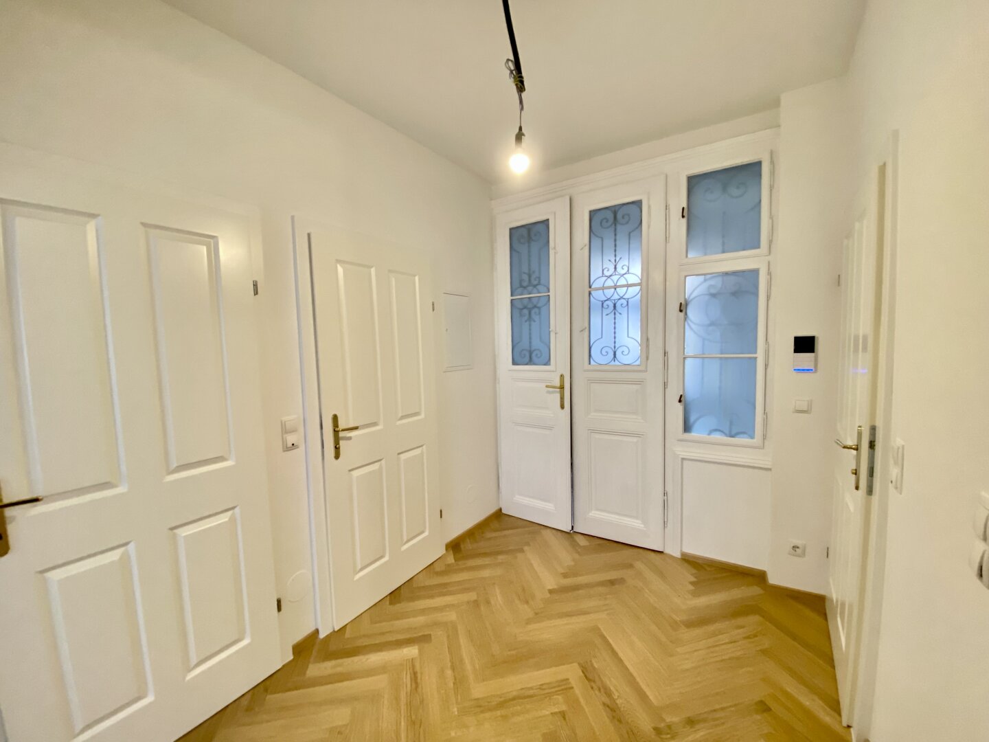 1070 WIEN | STILVOLLER ALTBAUCHARME AB SEPTEMBER | ANKLEIDERAUM | ZWEI BÄDER | FISCHGRÄTPARKETT