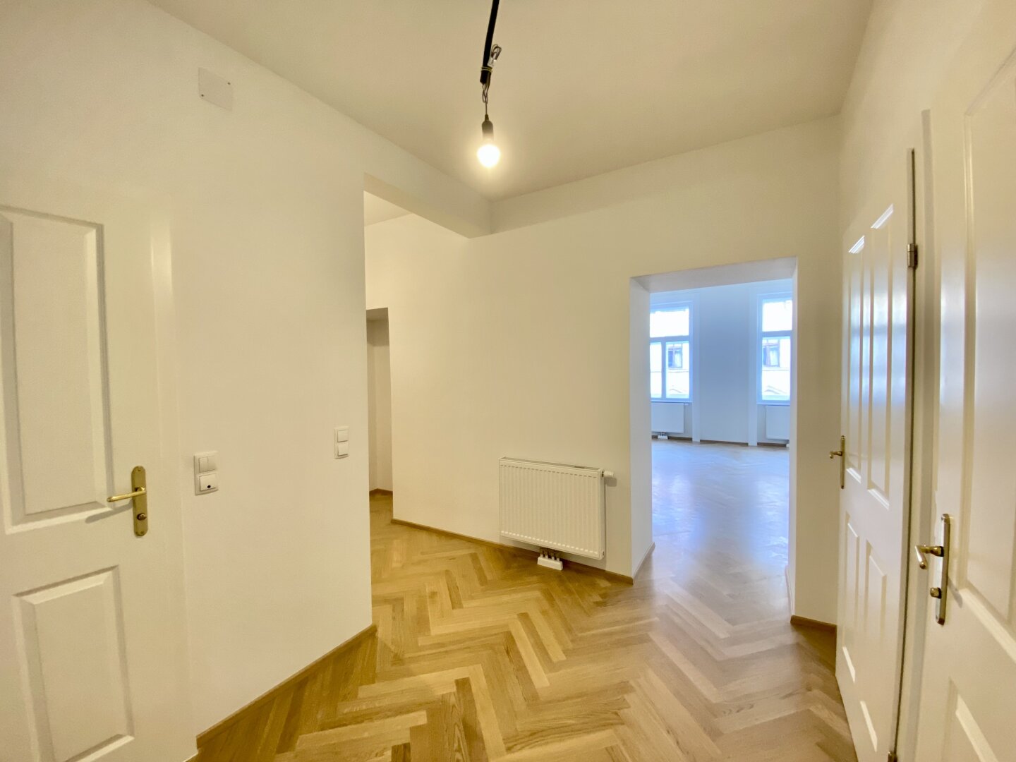 1070 WIEN | STILVOLLER ALTBAUCHARME AB SEPTEMBER | ANKLEIDERAUM | ZWEI BÄDER | FISCHGRÄTPARKETT