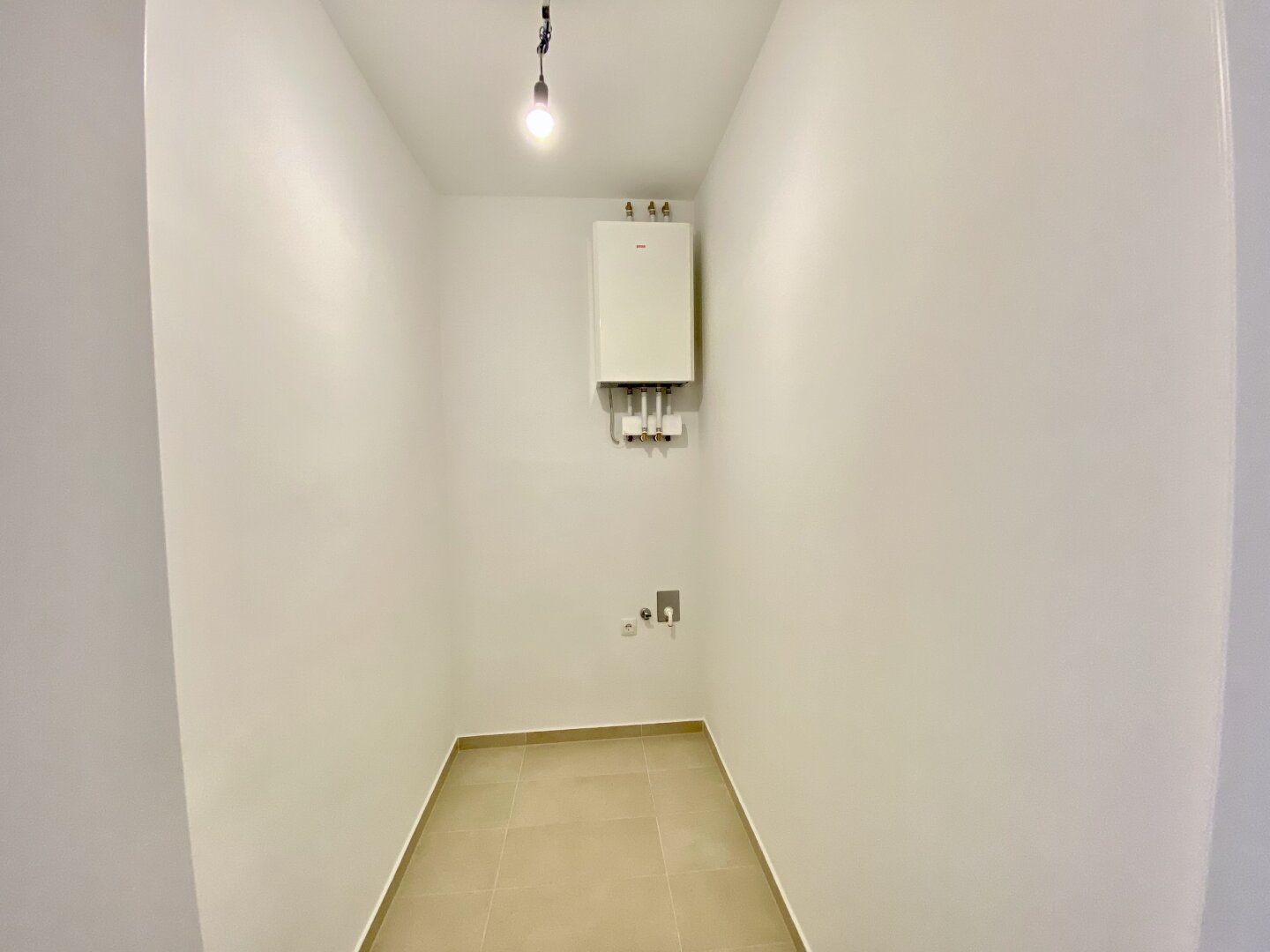 1070 WIEN | STILVOLLER ALTBAUCHARME AB SEPTEMBER | ANKLEIDERAUM | ZWEI BÄDER | FISCHGRÄTPARKETT