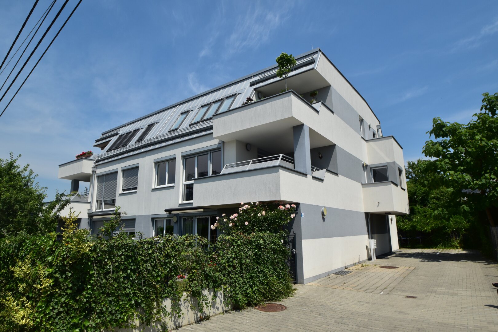 BALKONTRAUM NAHE ALTE DONAU: Großzügige 4-Zimmer Wohnung mit 2 Balkonen/Terrassen und Parkplatz