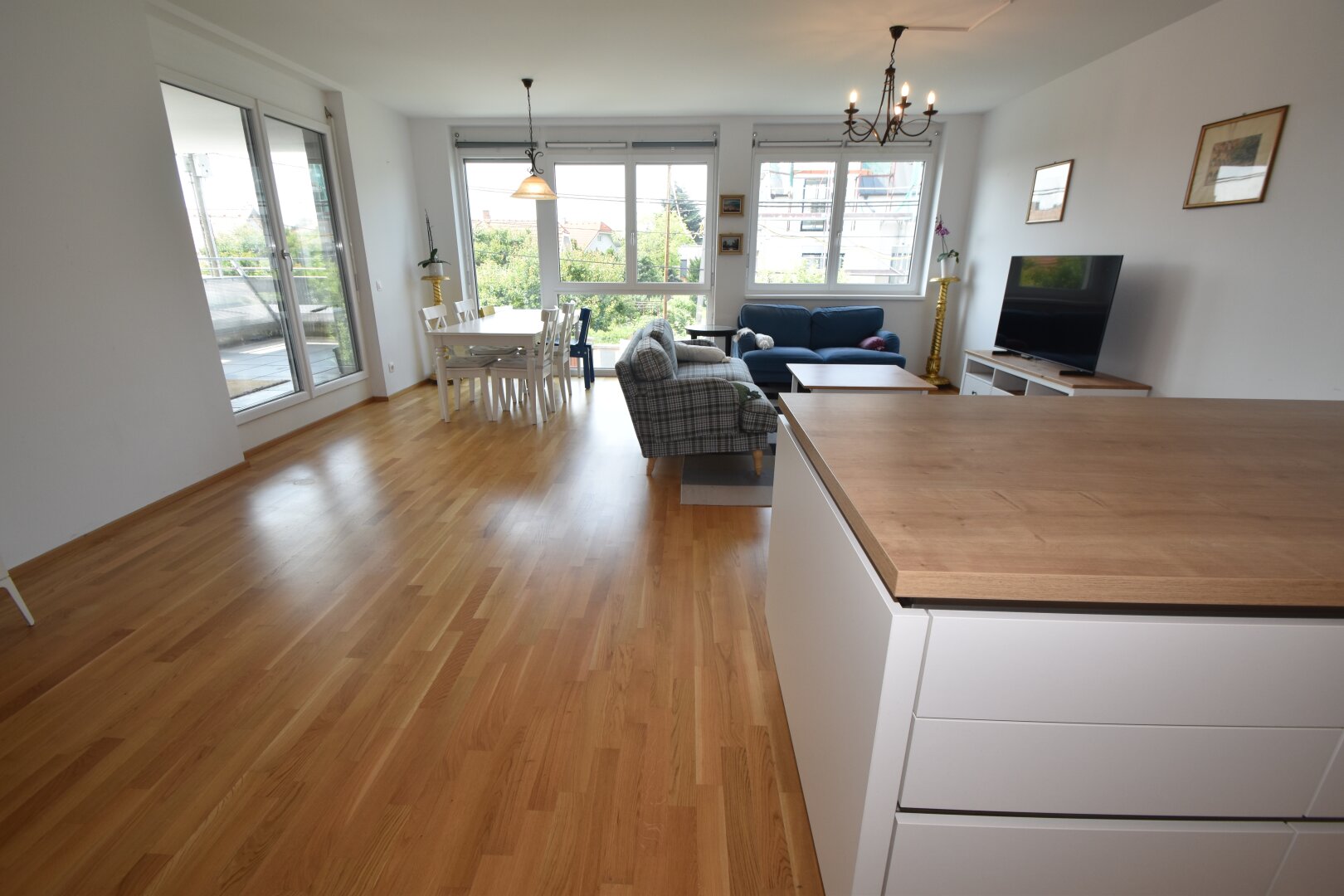 BALKONTRAUM NAHE ALTE DONAU: Großzügige 4-Zimmer Wohnung mit 2 Balkonen/Terrassen und Parkplatz