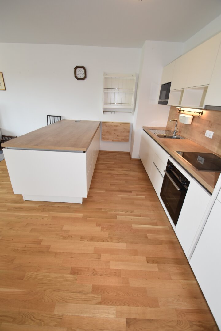 BALKONTRAUM NAHE ALTE DONAU: Großzügige 4-Zimmer Wohnung mit 2 Balkonen/Terrassen und Parkplatz