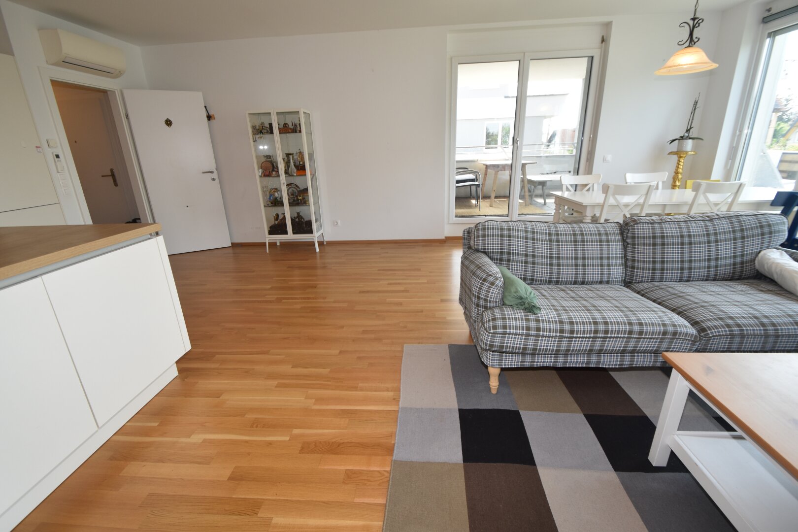 BALKONTRAUM NAHE ALTE DONAU: Großzügige 4-Zimmer Wohnung mit 2 Balkonen/Terrassen und Parkplatz