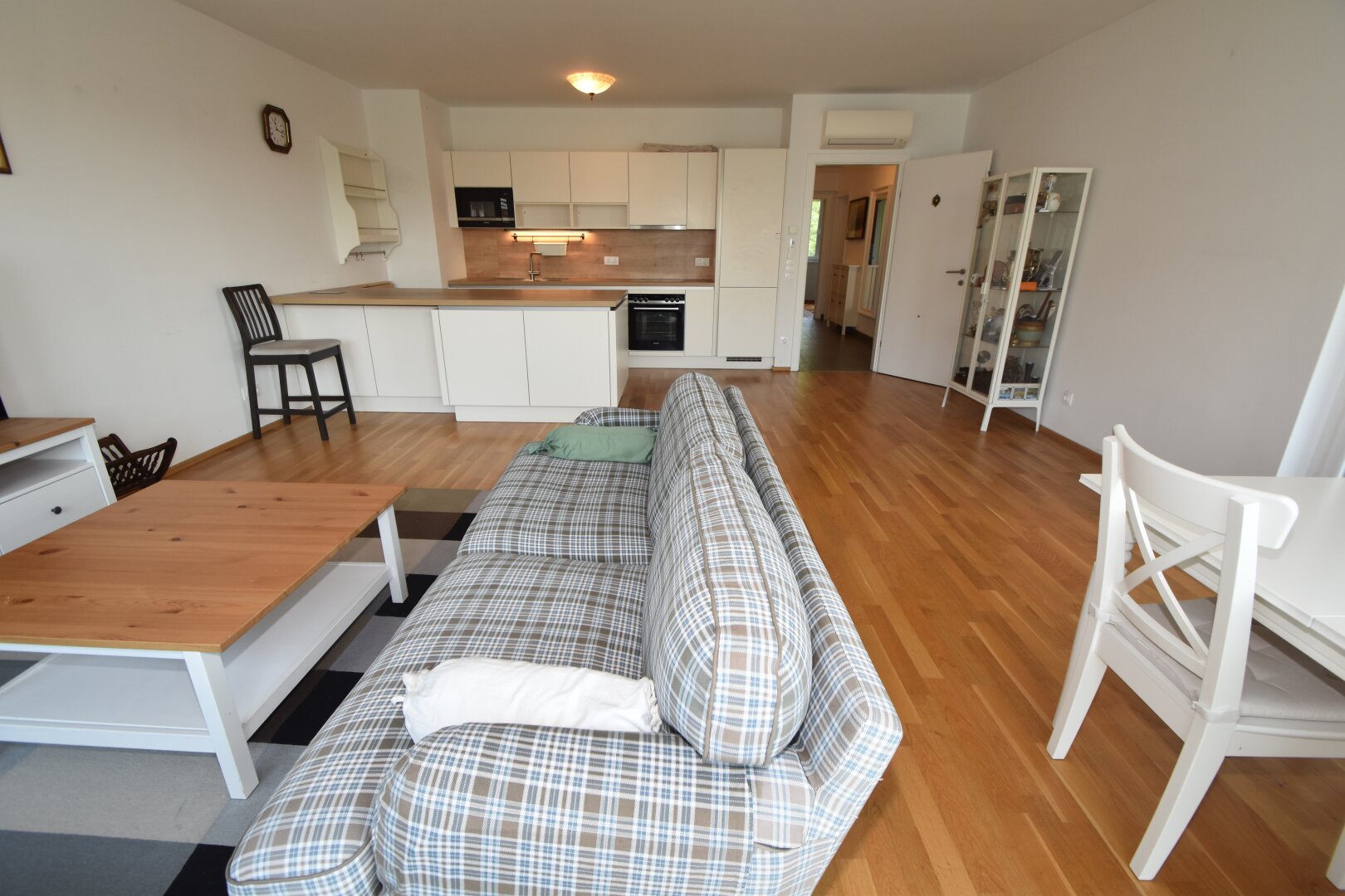 BALKONTRAUM NAHE ALTE DONAU: Großzügige 4-Zimmer Wohnung mit 2 Balkonen/Terrassen und Parkplatz