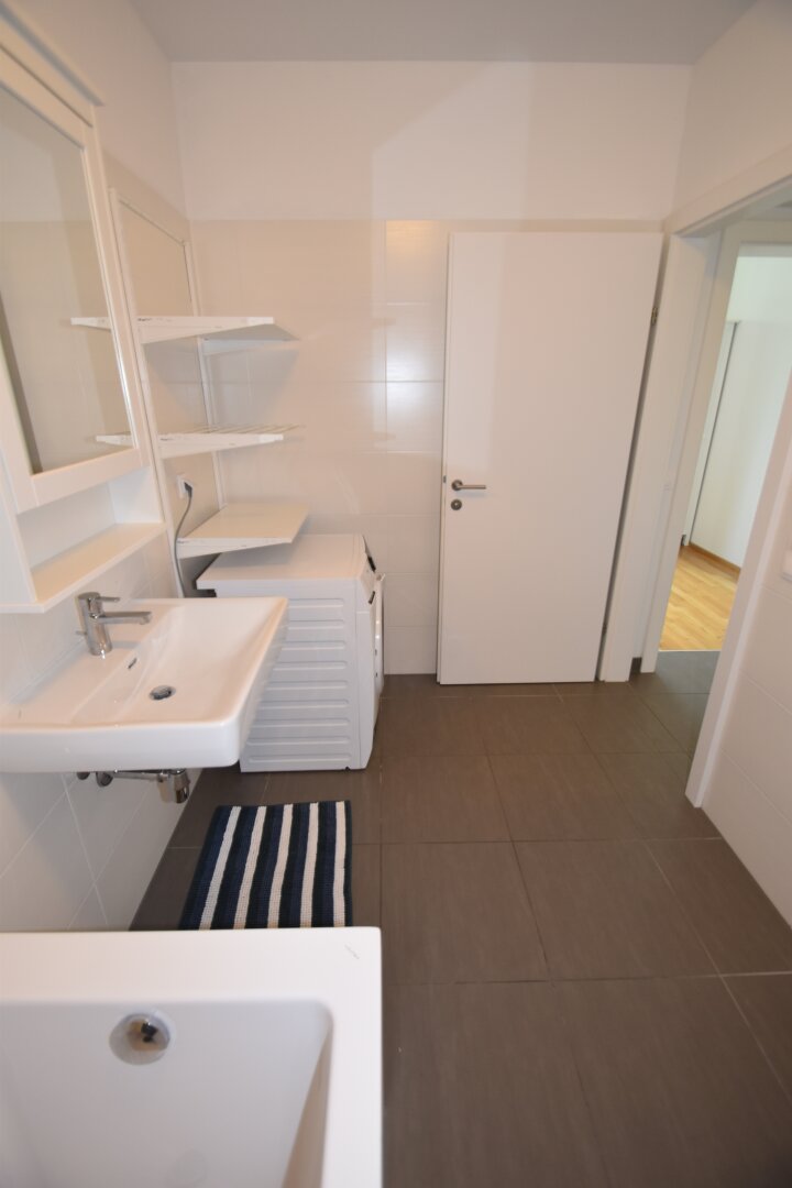 BALKONTRAUM NAHE ALTE DONAU: Großzügige 4-Zimmer Wohnung mit 2 Balkonen/Terrassen und Parkplatz