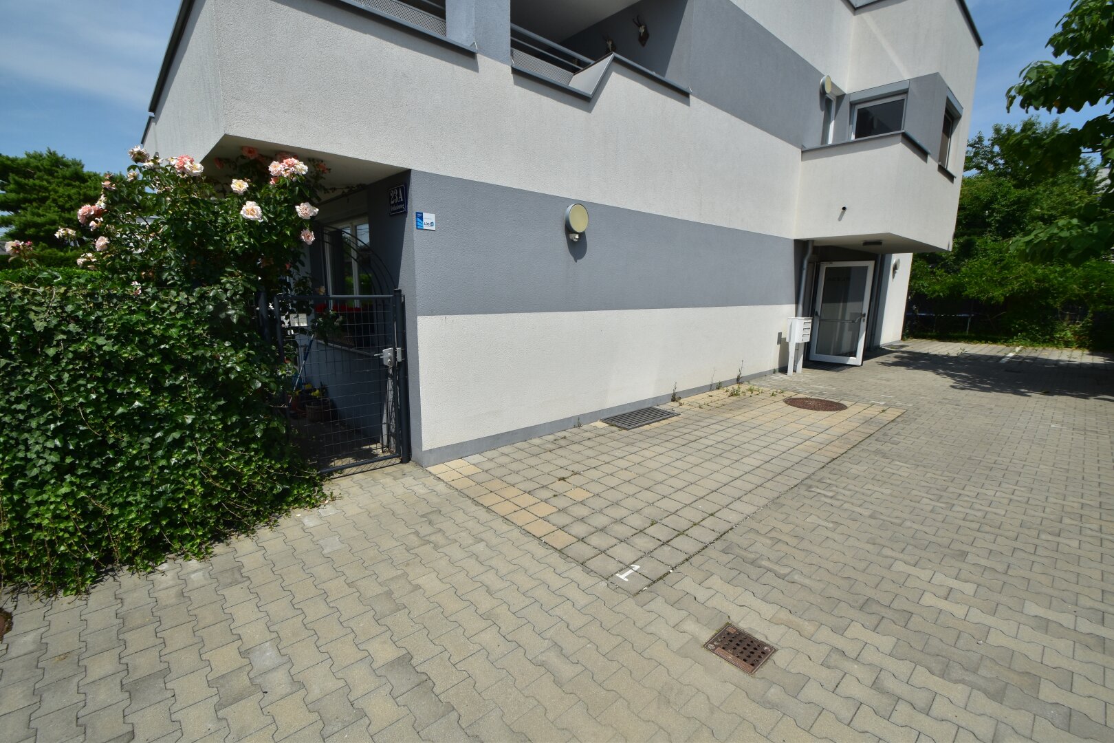 BALKONTRAUM NAHE ALTE DONAU: Großzügige 4-Zimmer Wohnung mit 2 Balkonen/Terrassen und Parkplatz