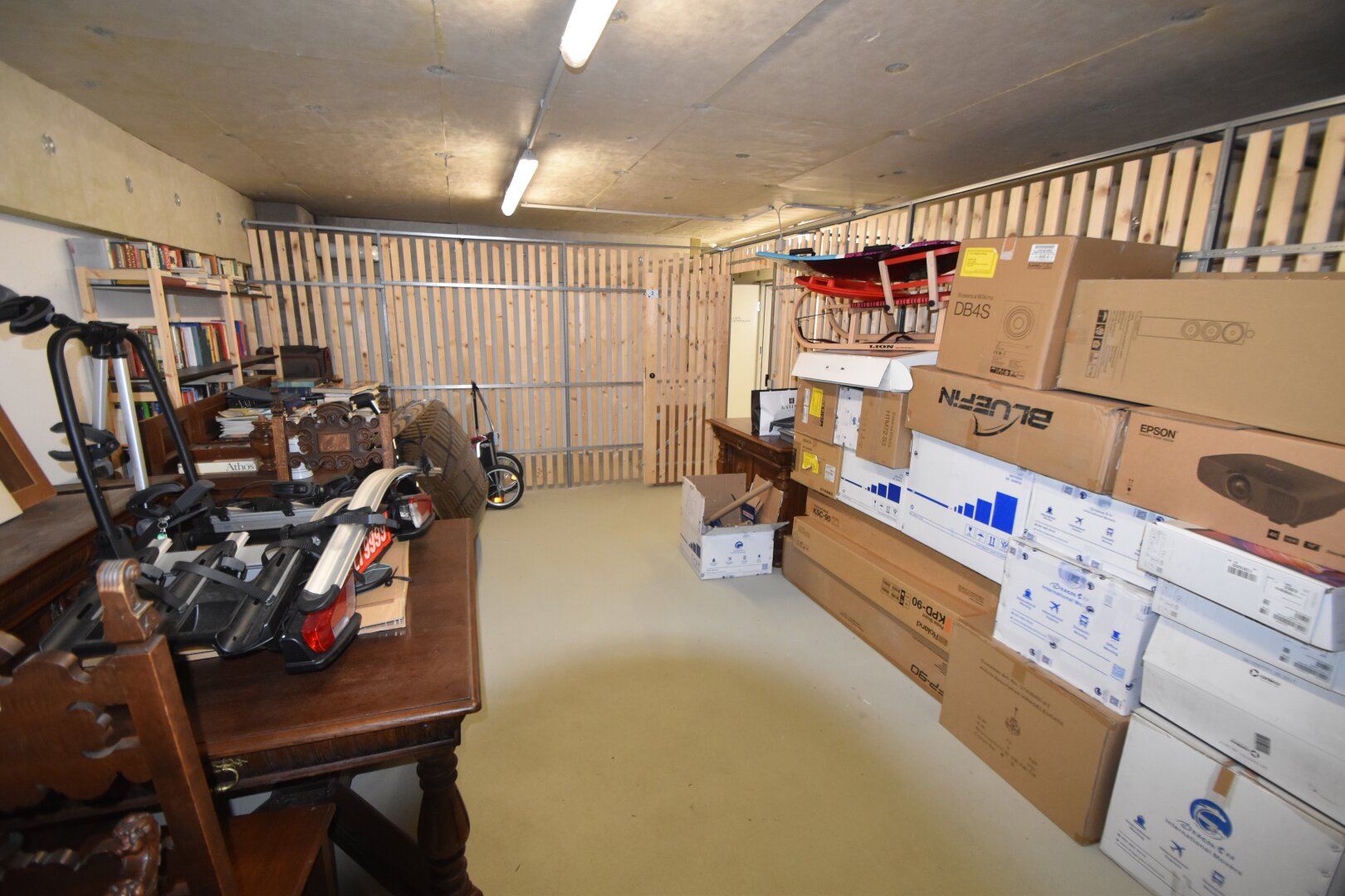 BALKONTRAUM NAHE ALTE DONAU: Großzügige 4-Zimmer Wohnung mit 2 Balkonen/Terrassen und Parkplatz