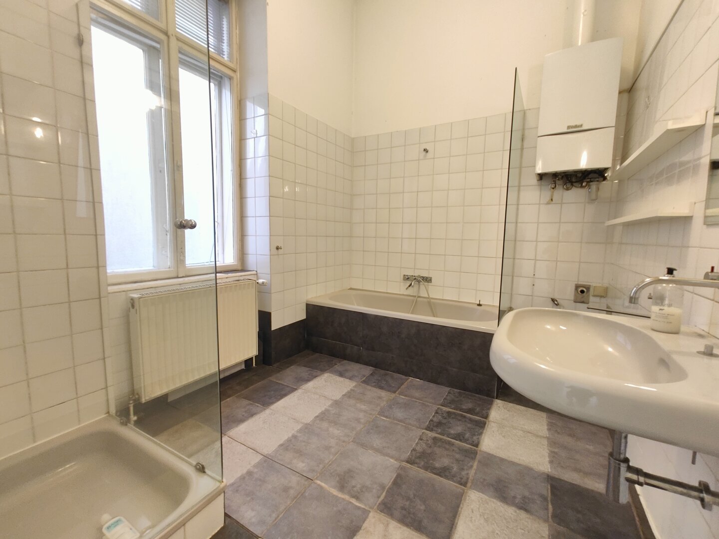 STADTWOHNUNG IN 1070 WIEN: Stilvolle 4-Zimmer Wohnung mit kleinem Balkon
