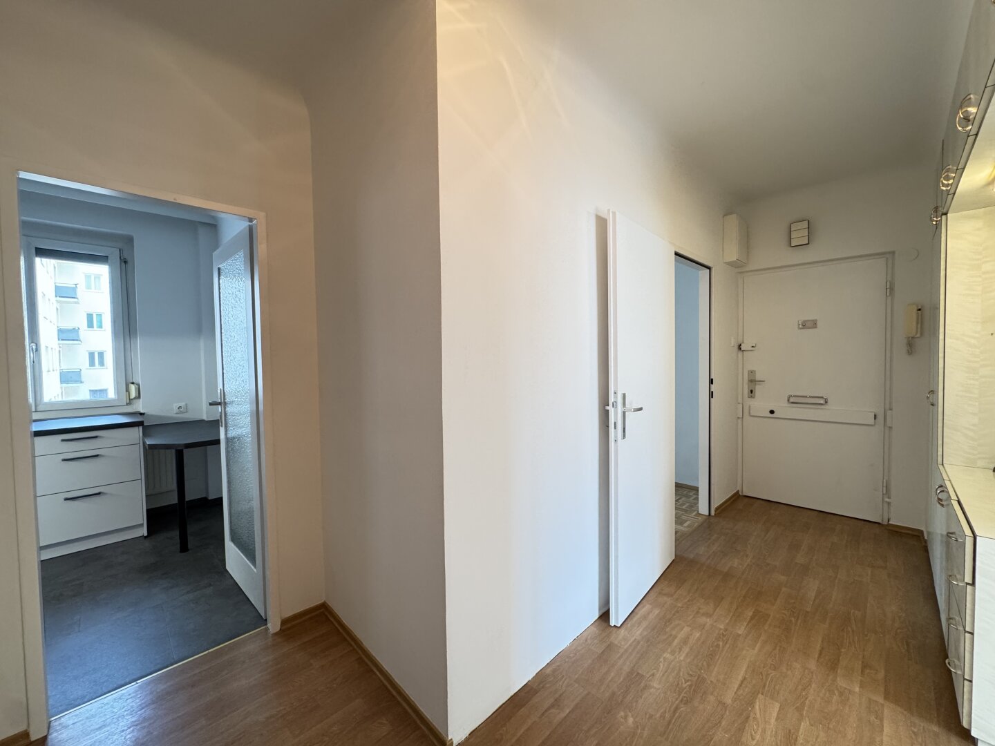 Top 3 Zimmer mit neuer Küche und Einzelgarage - super Lage!