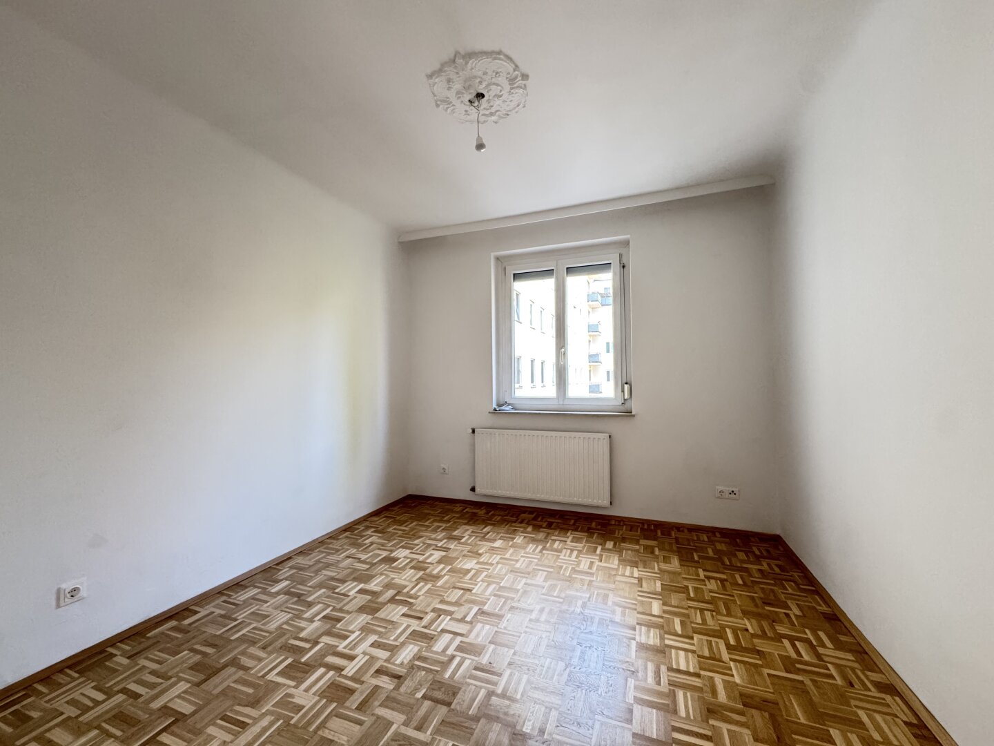 Top 3 Zimmer mit neuer Küche und Einzelgarage - super Lage!