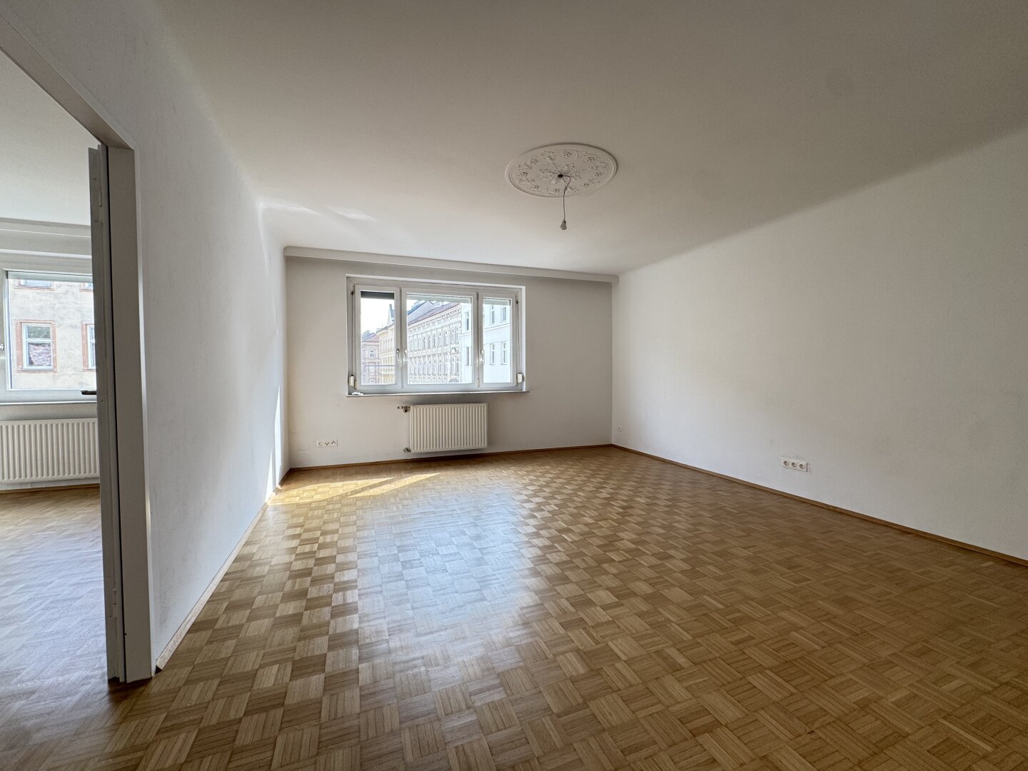 Top 3 Zimmer mit neuer Küche und Einzelgarage - super Lage!