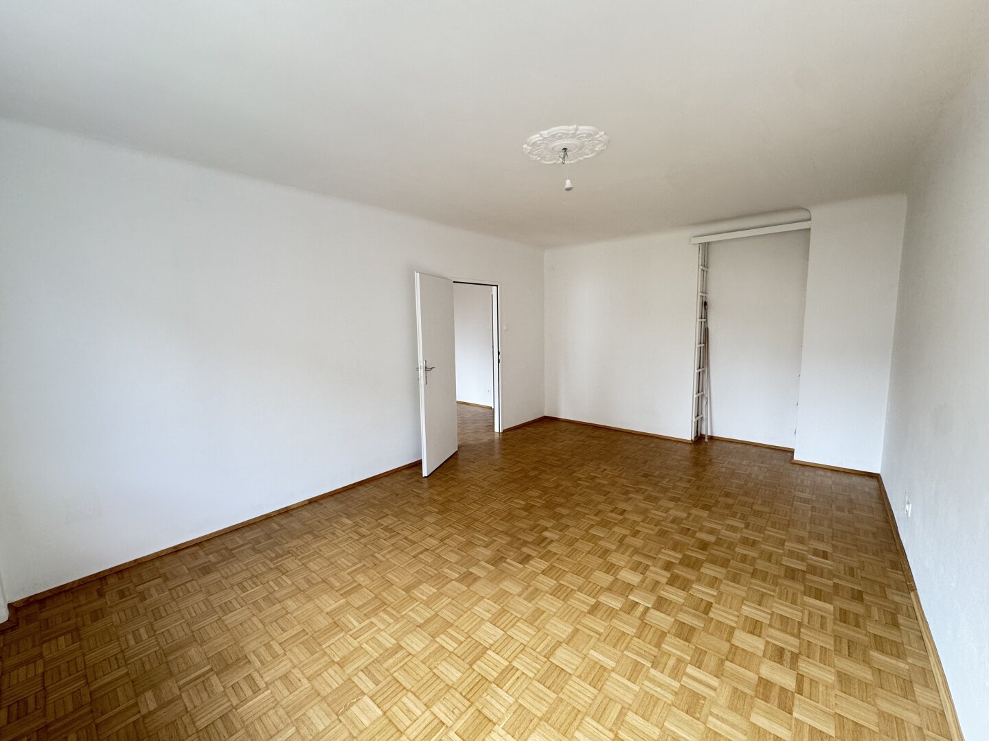 Top 3 Zimmer mit neuer Küche und Einzelgarage - super Lage!