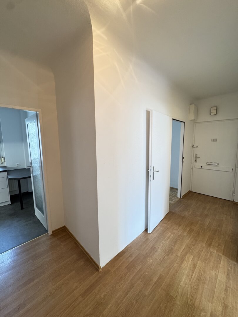 Top 3 Zimmer mit neuer Küche und Einzelgarage - super Lage!
