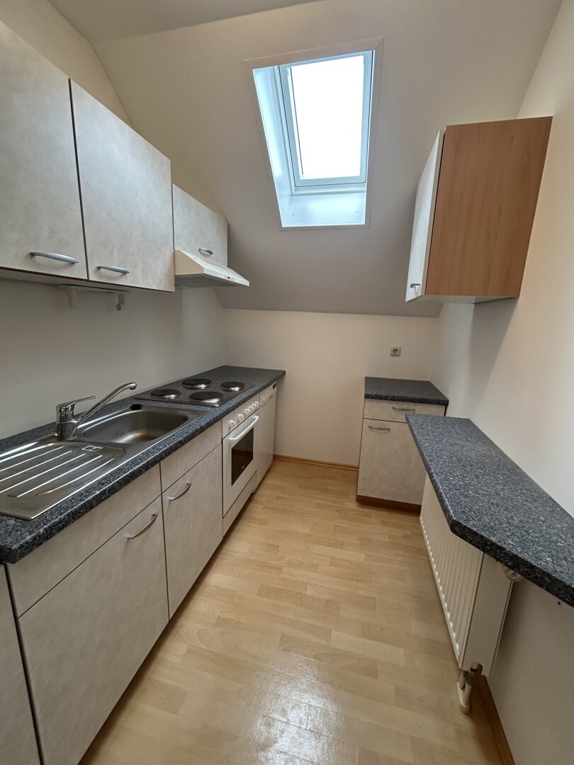 Charmante 2-Zi Dachgeschoßwohnung mit Balkon über den Dächern von Vöcklabruck !