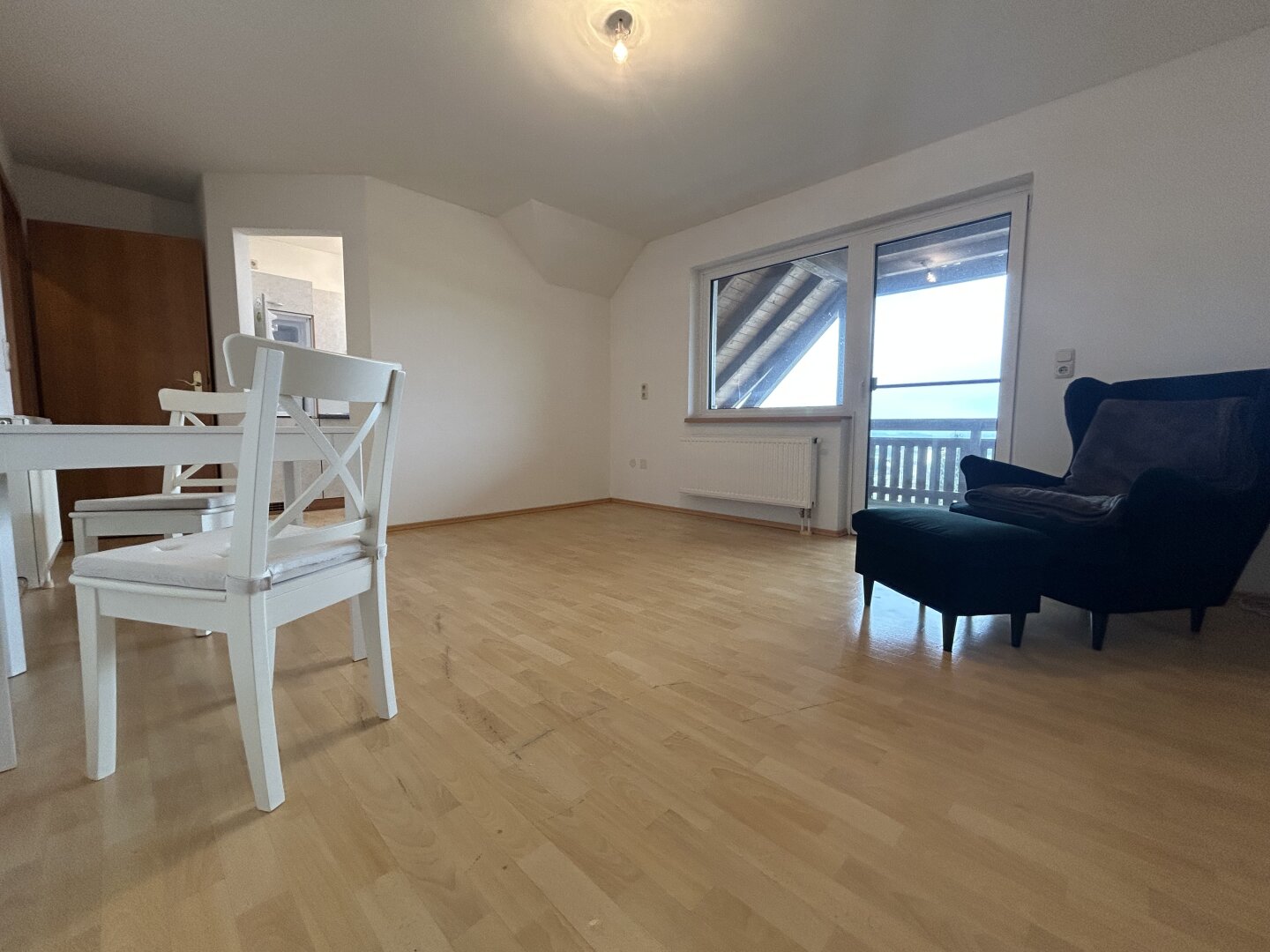 Charmante 2-Zi Dachgeschoßwohnung mit Balkon über den Dächern von Vöcklabruck !