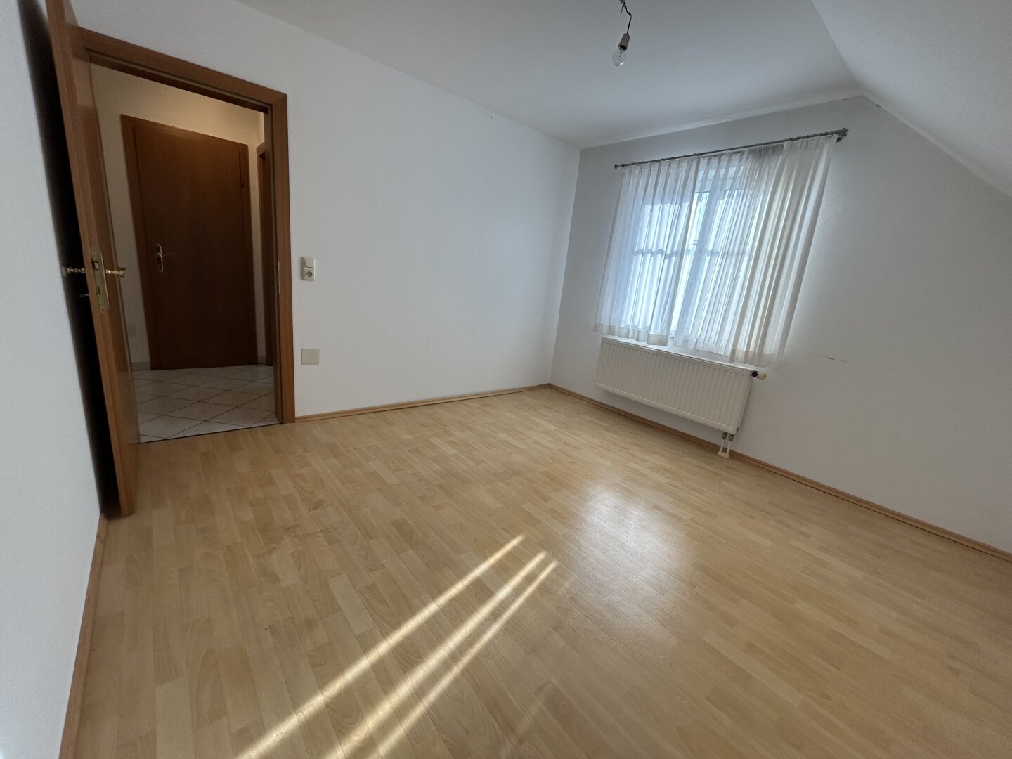Charmante 2-Zi Dachgeschoßwohnung mit Balkon über den Dächern von Vöcklabruck !