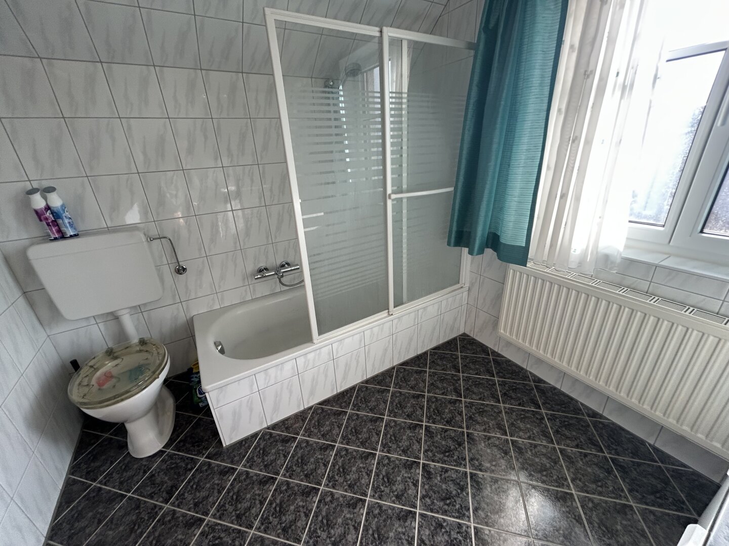 Charmante 2-Zi Dachgeschoßwohnung mit Balkon über den Dächern von Vöcklabruck !