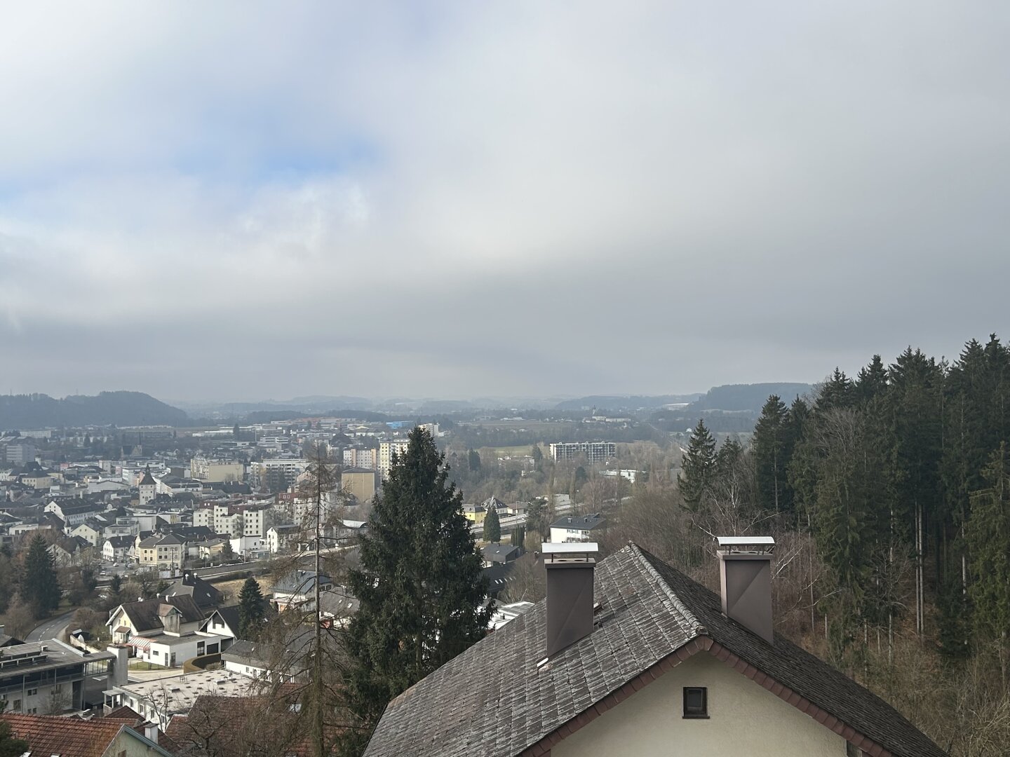 Charmante 2-Zi Dachgeschoßwohnung mit Balkon über den Dächern von Vöcklabruck !