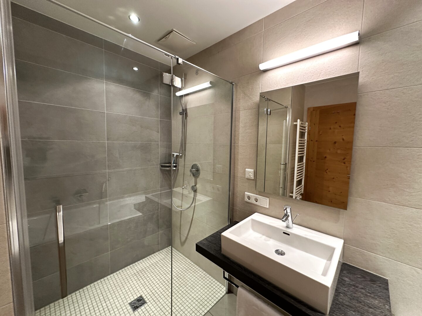 5710 Kaprun; Exklusive Ferienwohnung zur Kapitalanlage und Eigennutzung ! 3 Zimmerwohnung 102m² vollmöbliert, 2 Tiefgaragenplätze