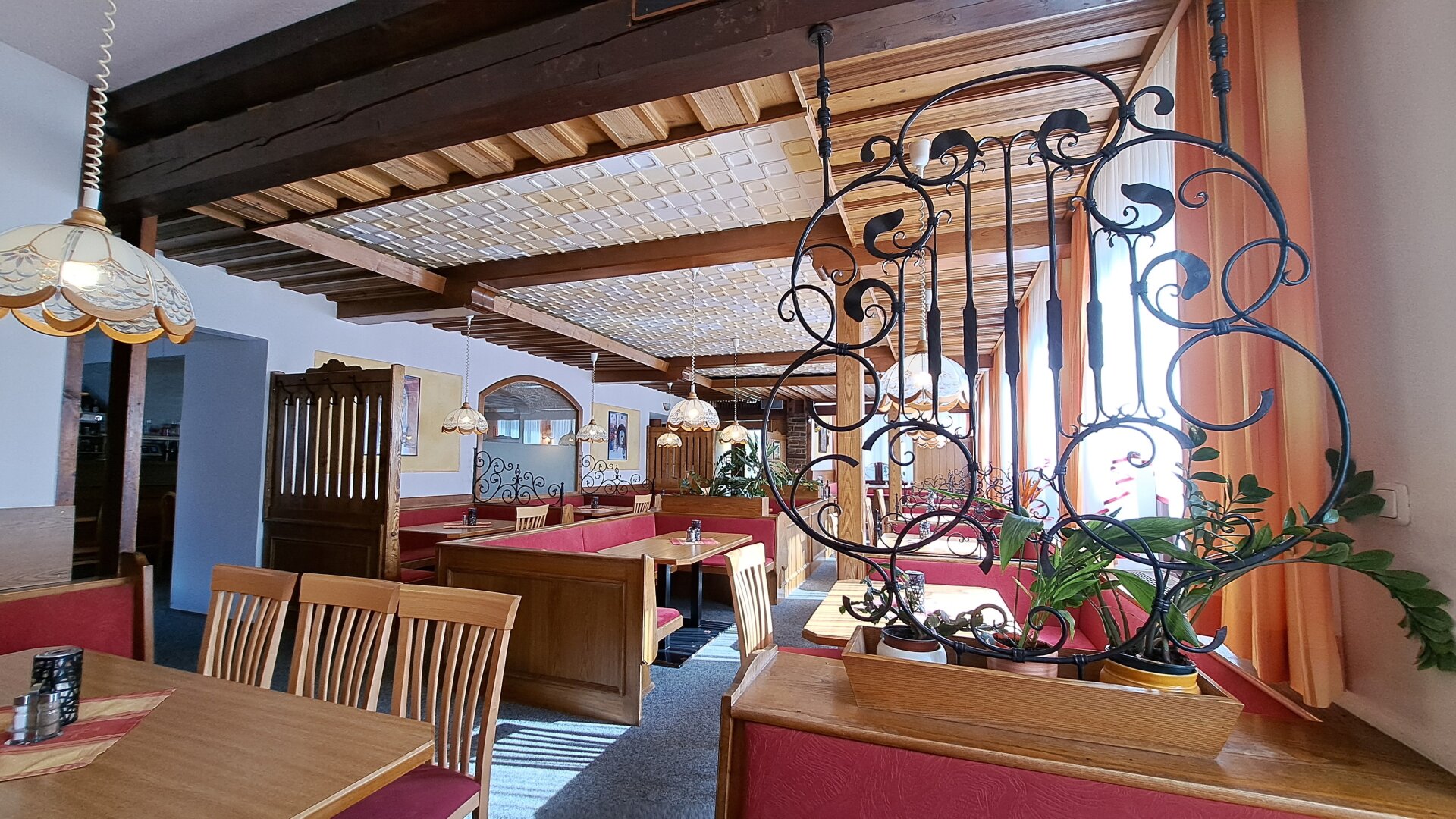 Mehrfamilienhaus mit ausgezeichnetem Restaurant in absoluter Bestlage von Rauris