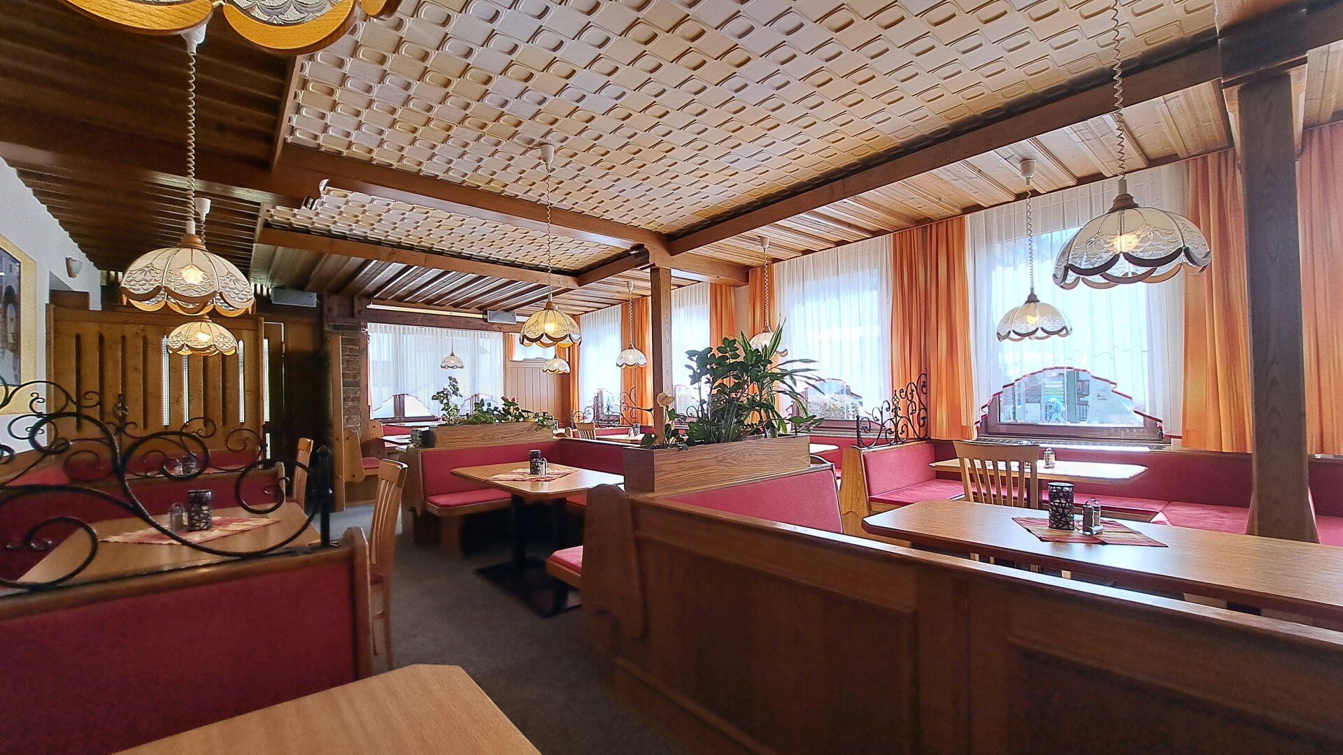 Mehrfamilienhaus mit ausgezeichnetem Restaurant in absoluter Bestlage von Rauris