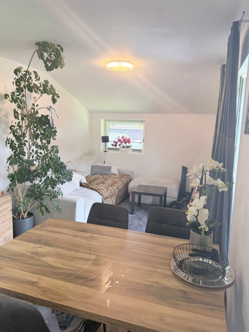 Perfekte Starter- oder Anlegerimmobilie: 2-Zimmer Dachgeschosswohnung zentral in Bruck