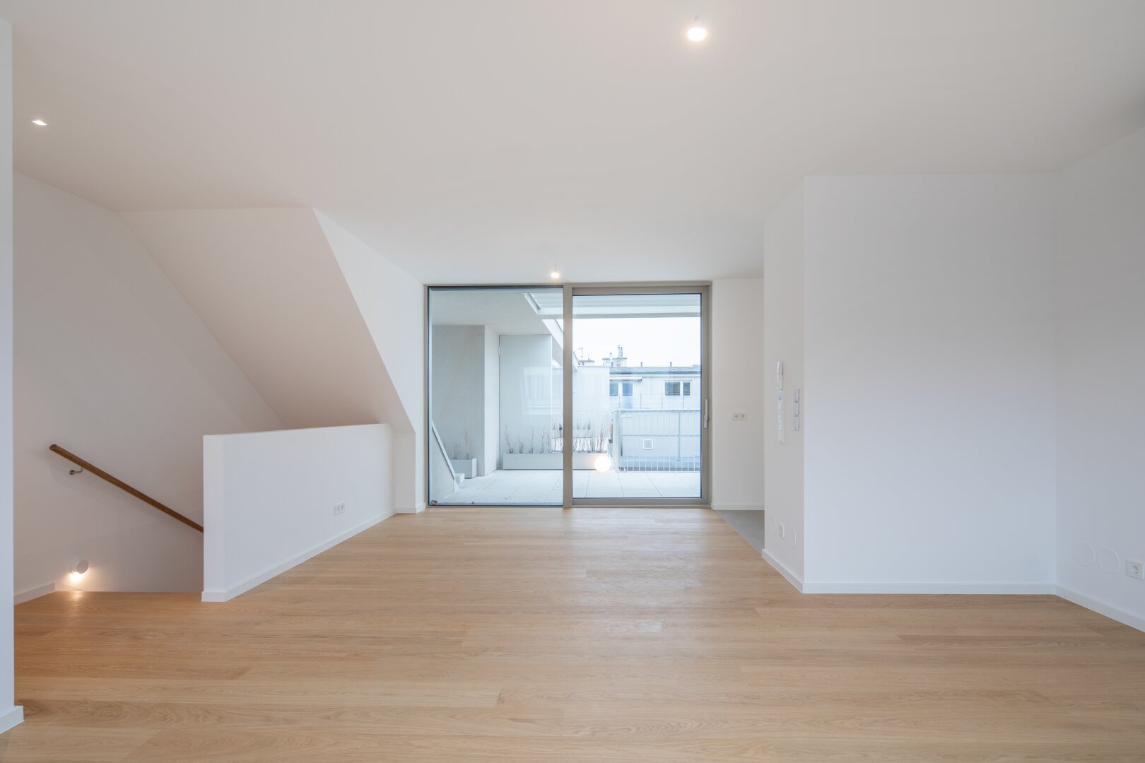 Urbaner Wohntraum über den Dächern Wiens – Stilvolle Dachgeschoß-Maisonette mit zwei Terrassen