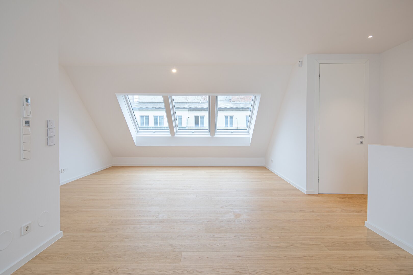 Urbaner Wohntraum über den Dächern Wiens – Stilvolle Dachgeschoß-Maisonette mit zwei Terrassen