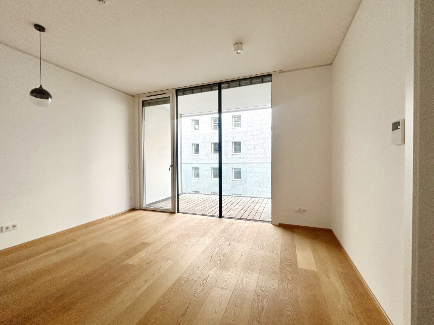 Hochwertige 2-Zimmerwohnung mit Loggia  im Diplomatenviertel beim Stadtpark!