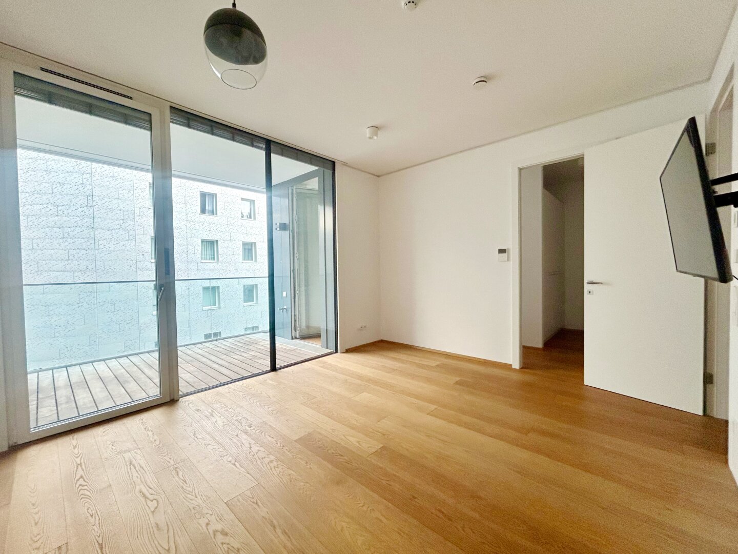 Hochwertige 2-Zimmerwohnung mit Loggia  im Diplomatenviertel beim Stadtpark!