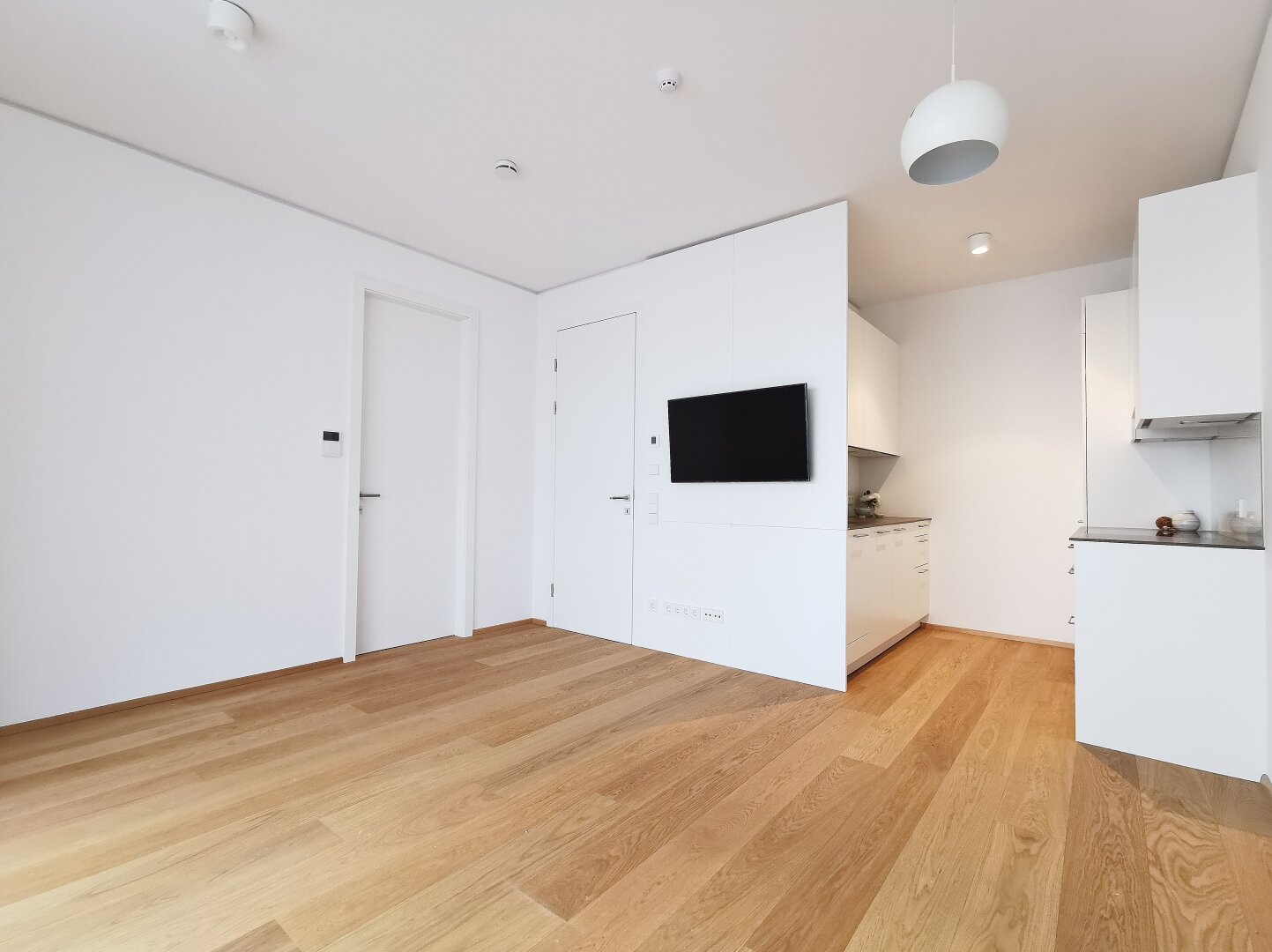 Hochwertige 2-Zimmerwohnung mit Loggia  im Diplomatenviertel beim Stadtpark!