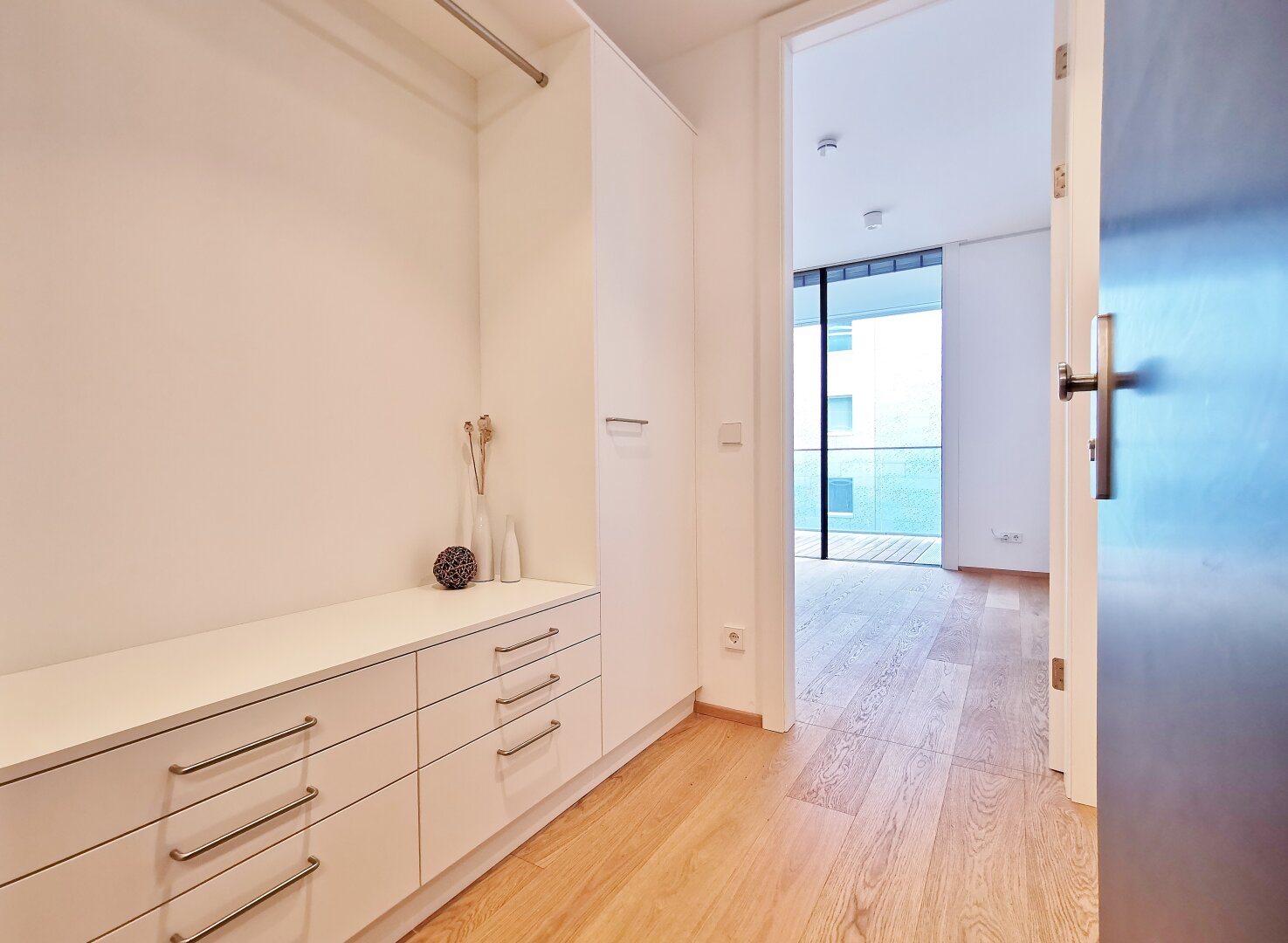 Hochwertige 2-Zimmerwohnung mit Loggia  im Diplomatenviertel beim Stadtpark!