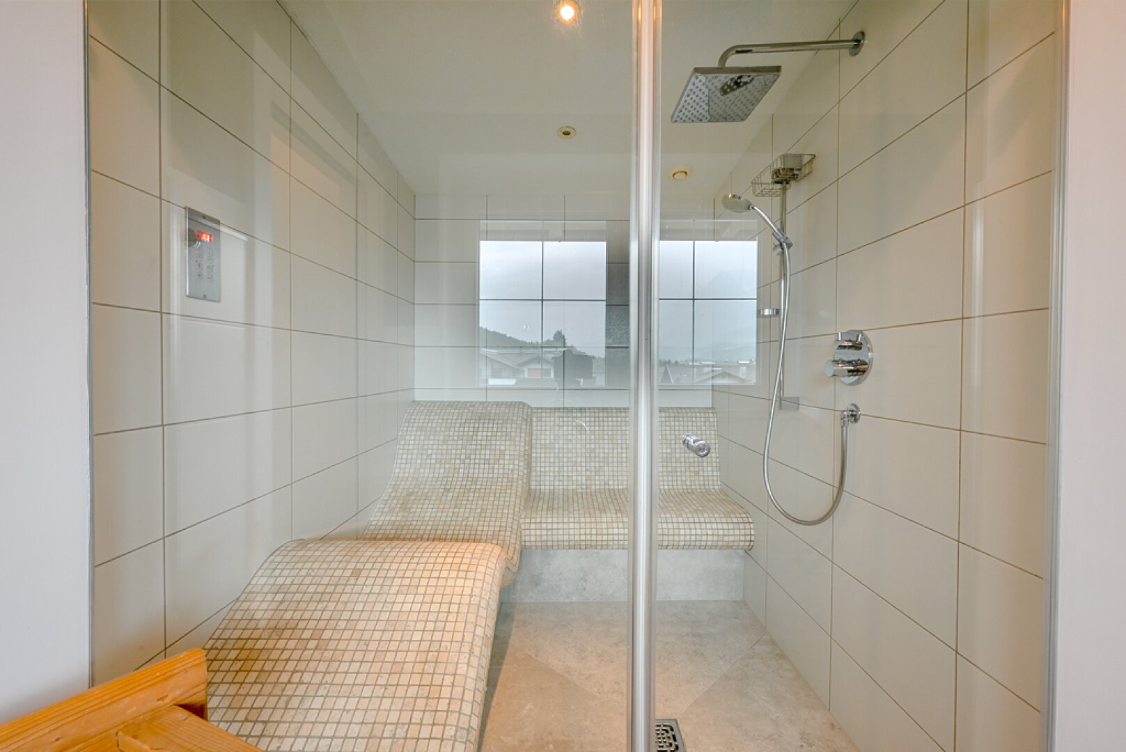 Großzügige 2-Zimmer Penthouse-Eigentumswohnung mit geschmackvollem Wellnessbereich