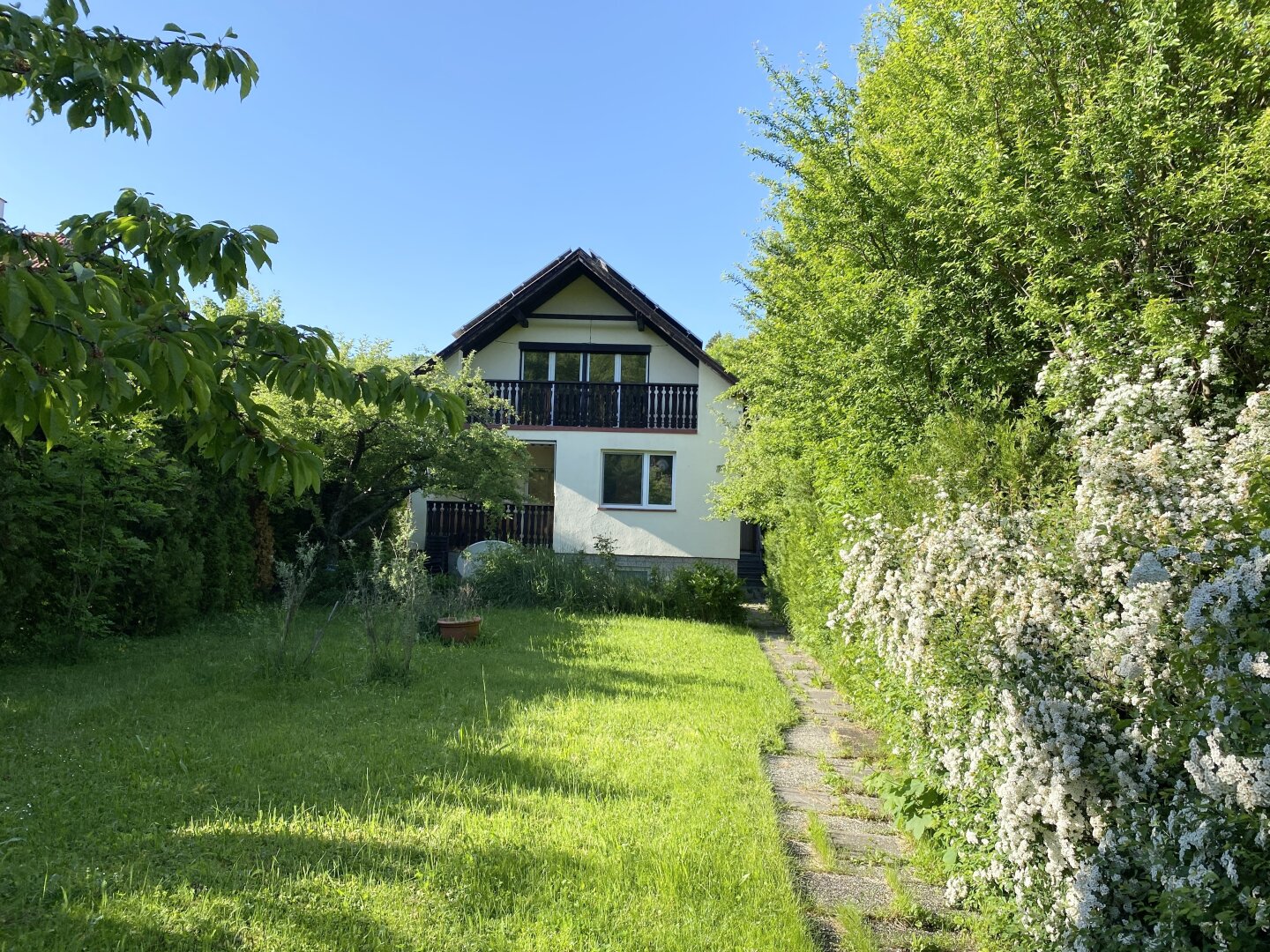 Gepflegtes Einfamilienhaus mit großem Garten, Carport,  inkl. Luft-/Wasserwärmepumpe, Photovoltaik und Solarenergie