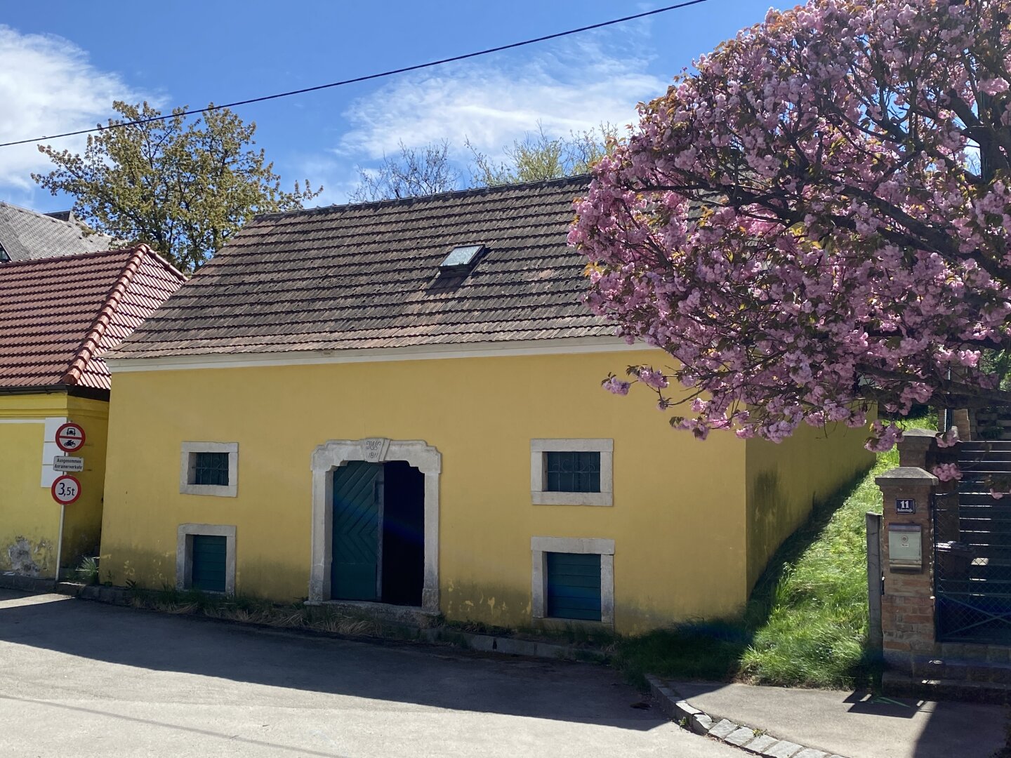 Weinkeller im Bau und Wohngebiet nahe Ortszentrum