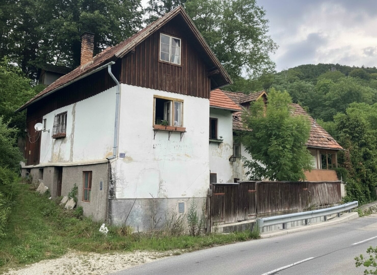 7,6 % Rendite – vermietete Doppelhaushälfte mit zusätzlicher Wohneinheit zur Renovierung und Selbstnutzung.