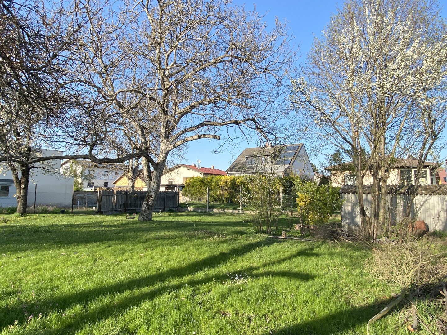"großzügiges Baugrundstück direkt im Ortskern"
