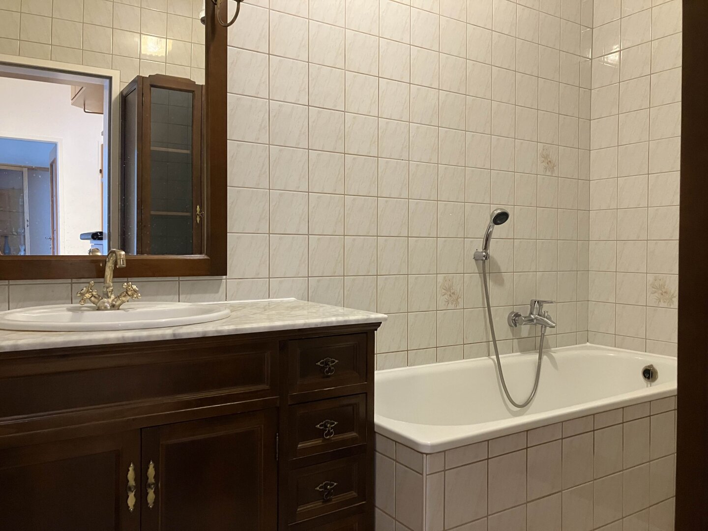 Badezimmer mit Badewanne
